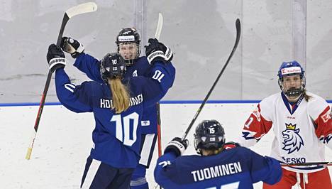 Suomen maalintekijä Viivi Vainikka (tak.), Elisa Holopainen ja Minttu Tuominen juhlivat 1–0-maalia Tshekkiä vastaan.