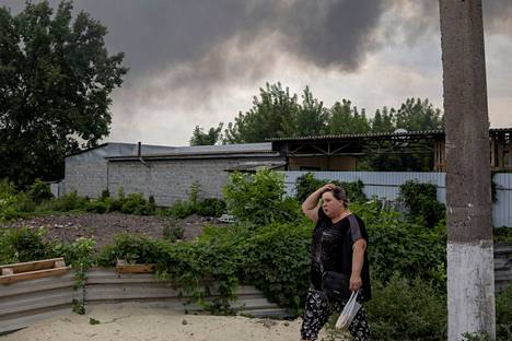 Venäjä iski tiistaina Slovjanskin kaupungin markkinapaikalle. Iskussa kuoli ainakin kaksi ihmistä. Paikallinen nainen käveli savunneen markkinapaikan lähistöllä 5. heinäkuuta.