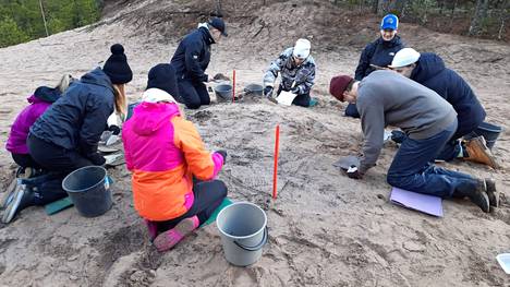 Harjavallan Hiittenharjulla yhteislyseon opiskelijat tekivät kaivauksia arkeologien Teemu Väisäsen ja Janne Soisalon kanssa. 