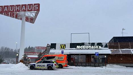 Pirkkalan McDonald’sin pihalla oli tiistaina poliisiauto ja ambulanssi aamupäivällä kello 11.