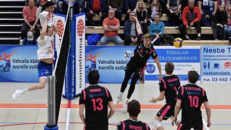 Akaa-Volley ja Ducks kohtaavat lauantaina, kun Joni Mikkosen paita nostettiin Akaa-areenan kattoon.