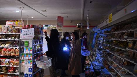 Voimakas maanjäristys on vei sähköt yli kahdelta miljoonalta kotitaloudelta Japanissa. Ihmiset joutuivat joissakin kaupoissa tekemään ostoksensa taskulampun valossa. 