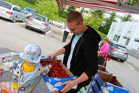Tamperelainen Marko Rantala haki kaksi viiden kilon laatikkoa mansikkaa Nokian K-supermarket Löytiksen edestä K.Viitasalon myyntikojulta. 
