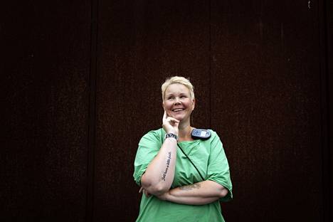 Erityisohjaaja Hanna Malmström vastaa työssään alle 21-vuotiaista vangeista Vantaan tutkintavankilassa. Malmströmin käden tatuoinnissa lukee ”have a little faith”. Se liittyy hänen työhönsä nuorten rikoksentekijöiden kanssa.