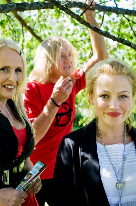 Vuonna 2010 Maarit Hurmerinta, Chisu ja Jussi Hakulinen pohtivat runouden ja musiikin suhdetta. 