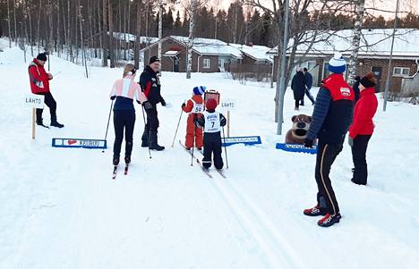 Ketvelniemessä järjestettiin maaliskuun alkajaisiksi lapsille hiihdot. 