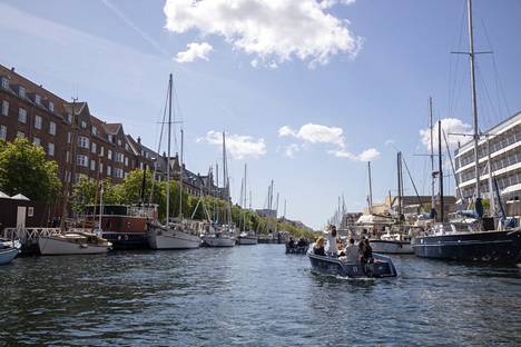 Kahden tunnin veneristeilyllä ehtii seilata Kööpenhaminan edustan kanaaleita kunnolla. Vesillä on toukokuun alussa liikkeellä paljon eri kokoisia aluksia.