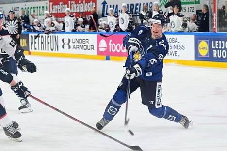 Miro Aaltonen laukoi kiekkoa maaottelussa Norjaa vastaan. Aaltosella on ensi kaudeksi KHL:ään sopimus, josta hän pyrkii eroon.