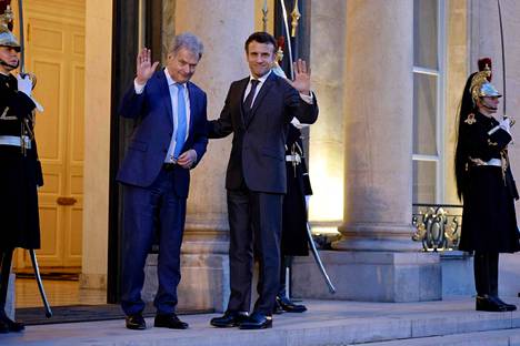 Macron otti Niinistön vastaan Élysée-palatsilla iltakahdeksan aikaan.