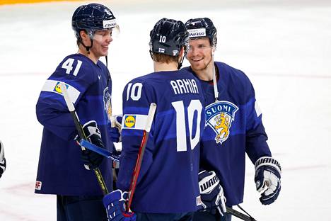 Miro Heiskanen (vas.), Joel Armia ja Mikko Lehtonen rupattelivat pelin jälkeen.