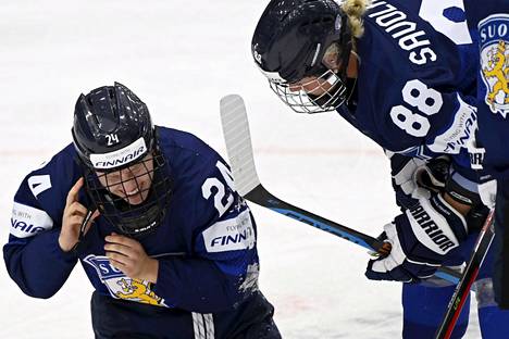 Viivi Vainikka koki kovia törmäyksessä Unkari-ottelussa. Ronja Savolainen tarkisti tilanteen hänen vierellään. Suomi lopulta voitti jatkoajalla.