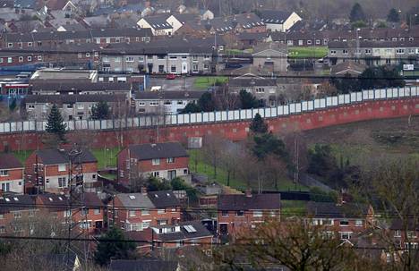 Protestanttien ja katolisten asuinalueet erottava rauhanmuuri halkoi osaa Belfastista tammikuussa 2017. 