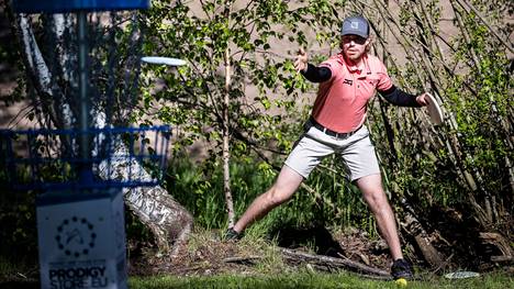 Suomen kärkipelaajiin kuuluva Väinö Mäkelä voitti frisbeegolfin SM-kultaa vuonna 2021. Kuvassa Mäkelän tyylinäyte viime vuoden Pro Tourilla Tampereella.