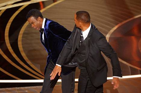 Oscar-gaalan hämmentävin hetki nähtiin, kun koomikko Chris Rockin juonto keskeytyi Will Smithin syöksyttyä lavalle kieltämään vitsit Smithin vaimosta. Smith näytti mottaavan Rockia.