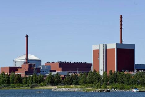 Teollisuuden Voiman Olkiluoto 3:n koekäyttö jatkui maanantaina ja se alkoi tuottaa sähköä valtakunnan verkkoon. TVO:n Olkiluodon ydinvoimalat OL 2 ja OL 3 (vas.) Eurajoella kuvattiin 29. toukokuuta 2018.