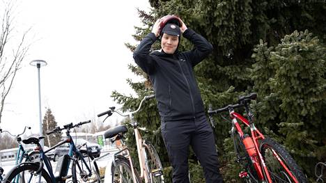 Lähi-Tapiolassa korvausneuvoja Matti Manninen joutuu käsittelemään vuosittain monia pyörävarkaustapauksia.