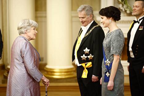 Elisabeth Rehn kätteli presidenttiparia ensimmäisenä.
