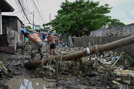 Manilan eteläpuolella sijaitsevassa Noveletassa asukkaat raivasivat myrskyn jälkiä 30. lokakuuta.