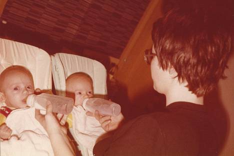 Sinikka Nurmesniemi syöttää Mia ja Markus Nurmesniemeä. Vauvat ovat parin kuukauden ikäisiä vuonna 1973.