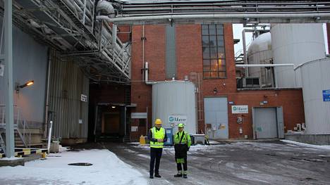 Yaran Juha Sarlund ja Moveren Tuomo Nevalainen esittelevät tehdasrakennusta, jossa valmistetaan Adblueta.