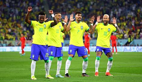 Kuka pysäyttää tämän tanssin? Brasilialaiset esittivät kekseliäitä maalitansseja neljännesvälierissä Etelä-Korea-voitossa, kuvassa Vinicius Junior (vasemmalla), Raphinha, Lucas Paqueta ja Neymar.