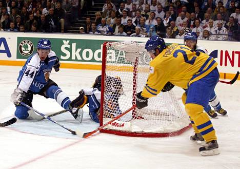 Peter Forsberg ja muut ruotsalaiset ovat tuottaneet Suomelle haasteita MM-kotikisoissa. Kuva vuoden 2003 MM-kisoista Helsingissä.