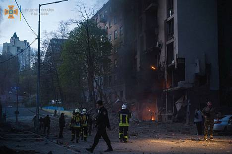 Pelastajat työskentelivät Kiovassa perjantaina alueella, johon oli tehty ohjusisku.