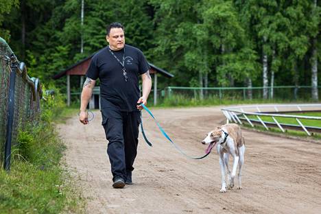 Tampereen seudun Greyhoundklubin puheenjohtaja Mika Soini koiransa Nitten kanssa. 
