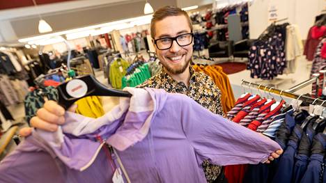 Riku Salmista ilahduttaa, kun asiakas valitsee rohkeasti omannäköisen vaatteen. Myös yrittäjän tunnistaa värikkäästä paidasta.