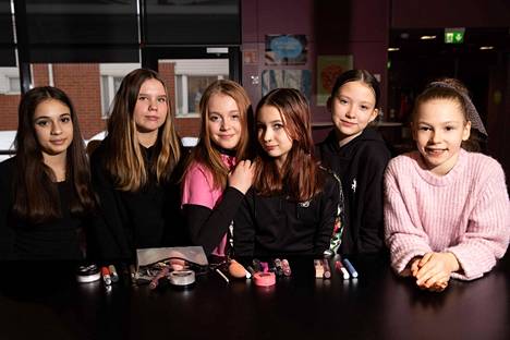 Lielahden koulun kuusi nuorta esittelivät koulussa mukana olevat meikit. Kuvassa Diina Hassan (vas.), Aino Laine, Sofia Saikko, Jessina Naaralainen, Stella Pekkinen ja Emma Elo.