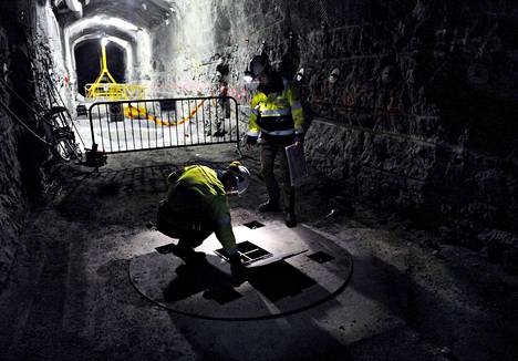 Olkiluodon ja Loviisan ydinvoimaloiden käytetyn ydinpolttoaineen loppusijoitusta varten louhitaan kallioon noin 400 metrin syvyyteen luolasto. Arkistokuvassa Olkiluodon kallioperässä oleva testitunneli, jossa on kehitetty kapseliloppusijoituksen tekniikkaa.