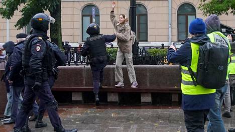 Poliisit ottivat kiinni mielenosoittajaa lauantain sodanvastaisessa protestissa Moskovassa. 