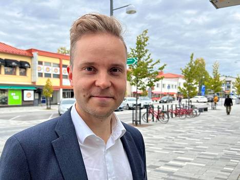 Tiede- ja kulttuuriministeri Petri Honkonen (kesk) piipahti maanantaina Jämsässä. Hänen mukaansa kirjaston tuominen keskelle kaupallisia palveluita oli raikas ratkaisu. 
