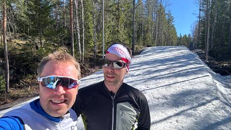 Kaverukset Jani Peltotalo ja Urmas Tiits viettivät vappupäivää suksilla Tampereen Kaupissa. Esimerkiksi Tuomikallion laskun kohdalla lunta oli 1. toukokuuta vielä paksulti.