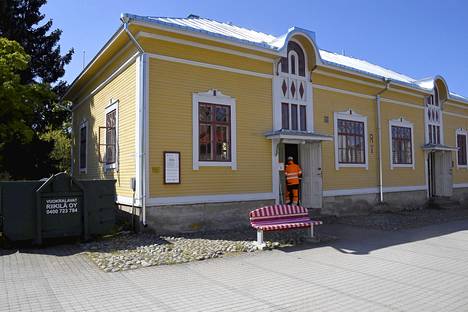 Keskeisellä paikalla Rauman pääkirjaston vieressä sijaitsevan Sepän talon julkisivu on maalattu talkootyönä ja myös katto on korjattu, mutta sitä ennen talolle ei ole tehty vuosikausiin mitään. 