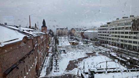 Harmaata ja sateista. Tällaisena näkymä Siperia-liikekeskuksesta avautui Tampereen Keskustorille perjantaina aamulla. 