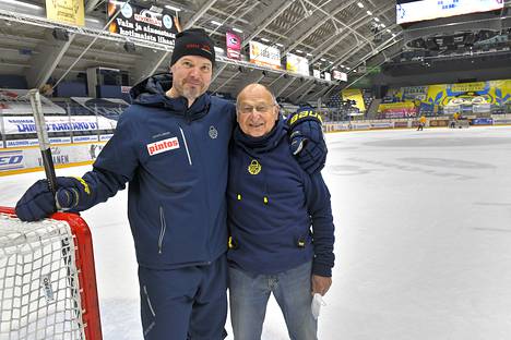 Kaksi miestä pääsee kokemaan toisen liigafinaalinsa Lukon kanssa. Erik Hämäläisen rooli on vaihtunut pelaajasta valmentajaksi, mutta Seppo Hurme on edelleen huoltajana. Kuva: Juha Sinisalo
