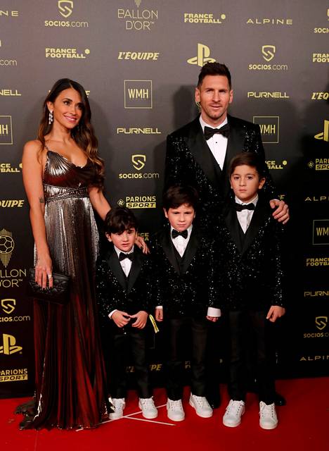 Messin perhe kuvattuna marraskuussa 2021 Ballon d'Or -gaalassa Pariisissa, jossa Messi valittiin seitsemännen ja toistaiseksi viimeisen kerran maailman parhaaksi jalkapalloilijaksi.