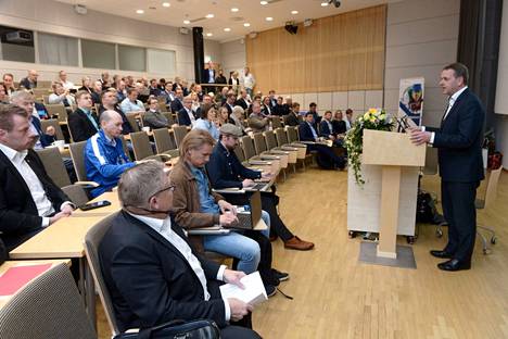 Olympiakomitean puheenjohtaja Jan Vapaavuori puhuu Olympiakomitean johtamista ja urheilun etiikkaa käsittelevässä jäsenjärjestöjen kokouksessa Helsingissä 21. toukokuuta 2022. 