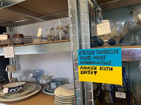 Myymälän eteisessä on tavaroita, joiden tuoton Helena Piiroinen lahjoittaa lyhentämättömänä Suomen punaisen ristin kautta Ukrainan sodan uhreille.