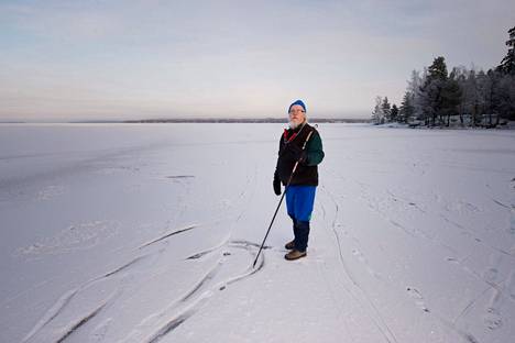 Ratamestari Pekka Tyllilä Näsijärven jäällä. Hänen ja Liisa Tyllilän Hiking Travel Hit -perheyritys on erikoistunut tapahtumien järjestämiseen sekä luonto- ja hyvinvointimatkailuun.