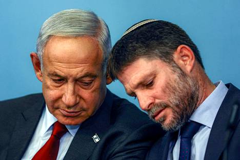 Israelin pääministeri Benjamin Netanjahu (vas.) ja valtiovarainministeri Bezalel Smotrich tiedotustilaisuudessa Jerusalemissa 25. helmikuuta. 