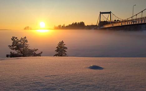 Tiina Kaarto lähetti upean kuvamuiston alkutalvesta: tältä näytti Sääksmäen silta 3. helmikuuta 2022.