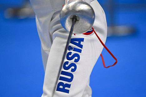 Kansainvälisistä lajiliitoista ainakin miekkailu, pöytätennis, judo ja taekwondo ovat päättäneet sallia venäläisten ja valkovenäläisten urheilijoiden osanoton KOK:n kriteerien mukaisesti.