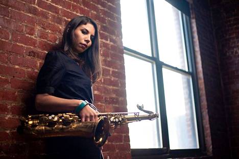 Saksofonisti Melissa Aldana soittaa Porissa UMO Helsinki Jazz Orchestran solistina.