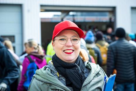 Tampereen poliisilaitoksen johdon sihteeri Laura Kinnunen on ollut järjestämässä huutokauppoja 10 vuoden ajan. Kinnunen oli ilahtunut, että kylmästä säästä huolimatta paikalle oli saapunut tavallinen määrä ihmisiä.