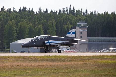 Hawk-suihkuharjoituskone kuvattiin Ilmavoimien lentonäytöksessä Tikkakoskella 2018. 