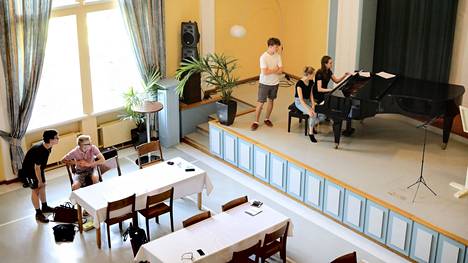 Mäntän Musiikkijuhlien tuki -yhdistys sai apurahaa islantilaisoppilaiden ja opettajan kutsumiseen Pohjoismaiseen pianoakatemiaan. Kuva nuorten pianoakatemian opiskelijoiden harjoittelusta Mäntän Klubin salissa vuodelta 2018.