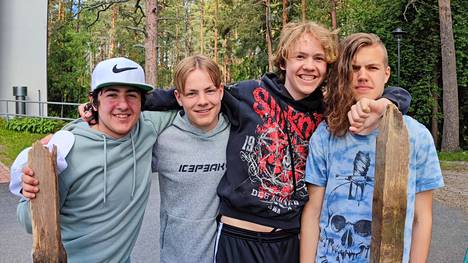 Ilyas Tosun, Miska Tuomisto, Konsta Kaattari ja Anton Metsola esittelevät työnsä jälkiä kaupungin nuorisopalvelujen duunileirillä. He ovat osa tiimiä, jonka vastuulla ovat Kipinän piha-alueen järjestelyt ja rakennelmat.