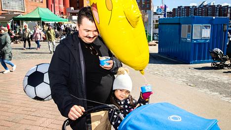 Ilmari Saarikoski ja Olivia Saarikoski tulivat Laukontorille syömään muikkuja ja jäätelöä.